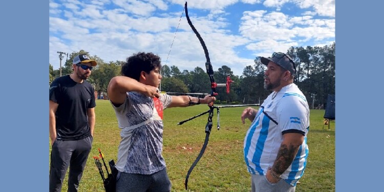 EN EL CAMPO. Juan Pablo junto a Di Franco y Bobadilla, sus entrenadores.