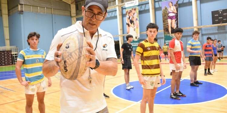 CONCEPTOS CLAROS. El director del CR, Gustavo Neselis, trabajando con un grupo de rugbiers ayer en el CePARD.