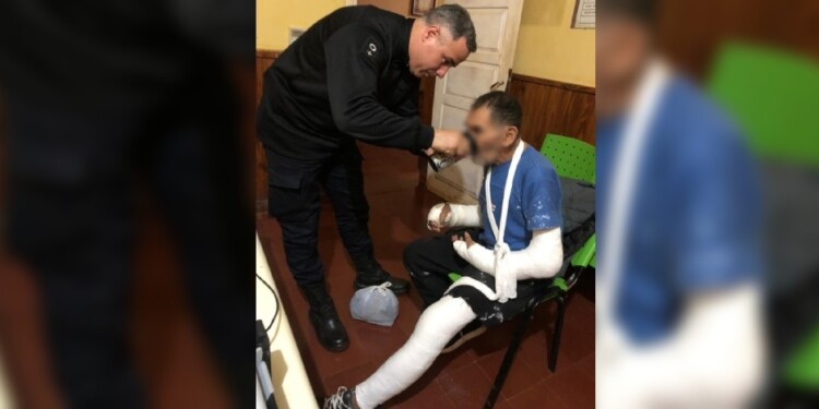 ASISTENCIA. El hombre fue atendido en el hospital de Oberá por fractura de rodilla, de mano izquierda y de ambos antebrazos.