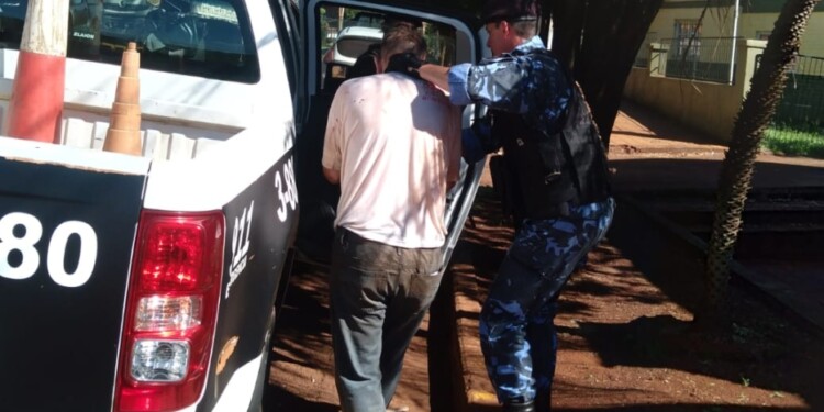 SE RESISTIÓ. El acusado intentó atacar a los policías que acudieron al hecho.