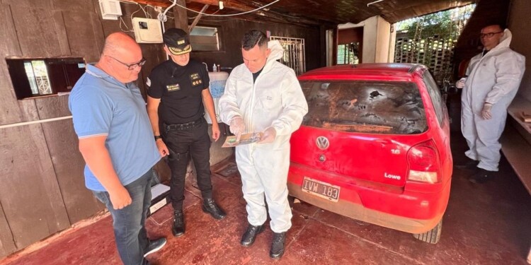 TENÍAN EL AUTOMÓVIL DE LA VÍCTIMA EN EL GARAGE. El juez de Instrucción 1 de Oberá, Pedro Piriz, junto al jefe de la Unidad Regional II, Claudio Ludtke, y un perito de la fuerza en la escena del hallazgo del vehículo.