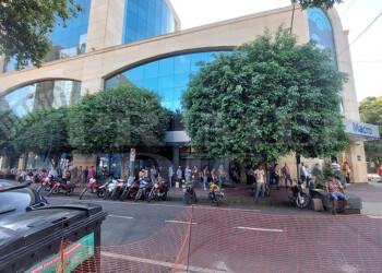 Largas colas en los cajeros para cobrar salarios