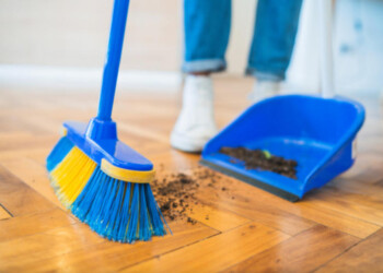 Por qué recomiendan no barrer de noche