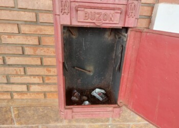Posadas: el buzón rojo que resistió al paso del tiempo, pero que ahora es usado como recipiente de basura