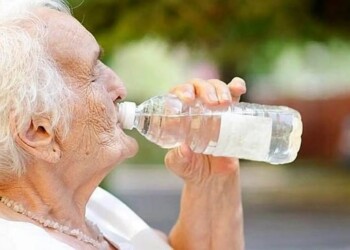 Ola de calor: tomar mucha agua y controlar la orina, claves para los adultos mayores