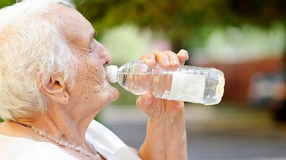 Ola de calor: tomar mucha agua y controlar la orina, claves para los adultos mayores