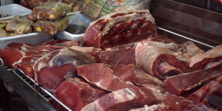 UN LUJO. El consumo de carne mostró una leve recuperación en mayo, pero la oferta sigue comprometida.