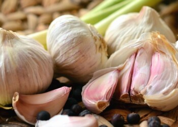 En qué consiste el ritual con cáscaras de ajo para atraer buena energía al hogar
