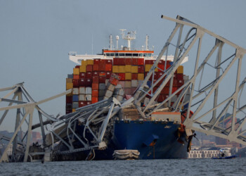 Un puente emblemático se derrumbó en Baltimore y buscan a quienes cayeron al agua