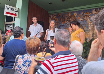 Gritos y malestar de usuarios de la CELO frente a la entidad