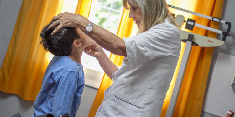 EDUCACIÓN. Recomiendan a los padres supervisar a los niños durante el cepillado dental para evitar las caries.