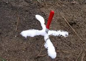 ¿Qué significa una cruz de sal gruesa y un cuchillo en el medio?