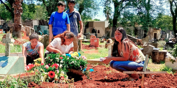 EL DOLOR POR ISA MORÍNIGO. El femicidio del barrio San Onofre en Posadas, la madre de tres hijos fue rociada con alcohol y quemada con fuego, agonizó seis días.