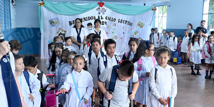 RECONOCIMIENTO. En el acto de apertura, la Directora de la Escuela 821 agradeció a los padres por acompañar a sus hijos pese a las dificultades.