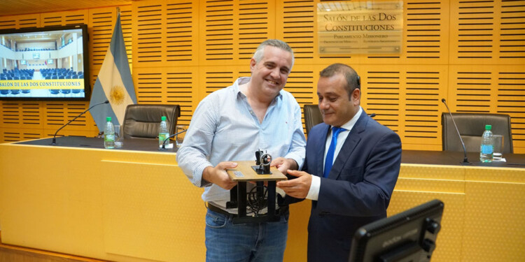 DISTINCIONES. Herrera Ahuad y el ingeniero Teza ayer en la Legislatura.