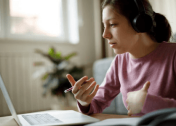 Telecom ofrece becas para estudiar gratis programación, IA y tecnología: cómo inscribirse