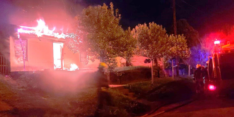 DAÑOS. El fuego consumió prácticamente en minutos toda la vivienda pese a la rápida llegada de los bomberos.