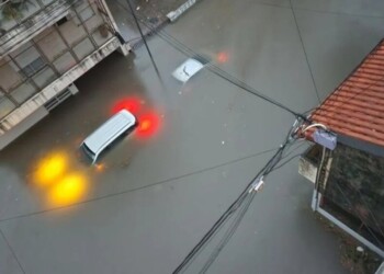 Corrientes, inundada: calles anegadas, autos flotando y la declaración de emergencia por el temporal