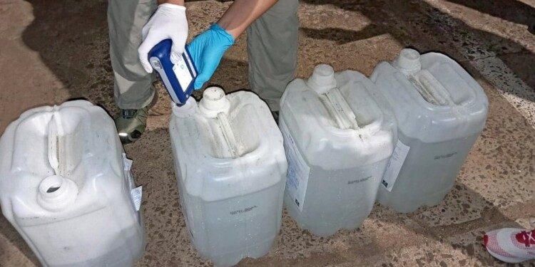 LÍQUIDO. El producto químico viajaba oculto recipientes plásticos y fue descubierto sobre la ruta nacional 12.