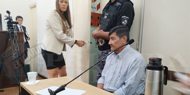 JUEZA Y ACUSADO. Viviana Cukla se retira el martes 27 de febrero de la última jornada de juicio a Manuel Rivero (sentado) en la sede del tribunal de calle La Rioja.