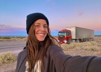 La historia de Marianela Gariboglio, la joven camionera que es furor en redes sociales