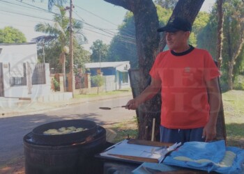 Posadas: vende empanadas para poder pagar la universidad de su hija y es furor en el barrio