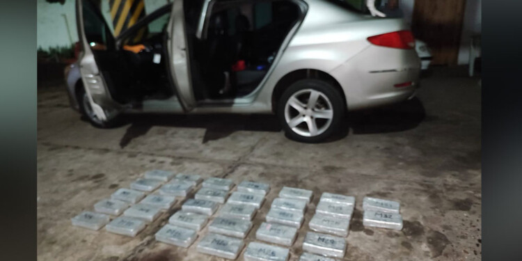 EL AUTOMÓVIL RÉCORD. El imputado fue el último en utilizar su doble fondo. Este vehículo tiene más de 40 entradas y salidas por el puente internacional San Roque González de Santa Cruz.