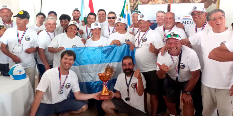 A PURA SONRISA. El equipo nacional tuvo como capitán a “Choli” Schmalko, abajo a la izquierda, con el trofeo.