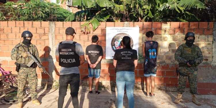 DETENIDOS. Los sospechosos arrestados en el procedimiento en el barrio San Lorenzo de la capital provincial.