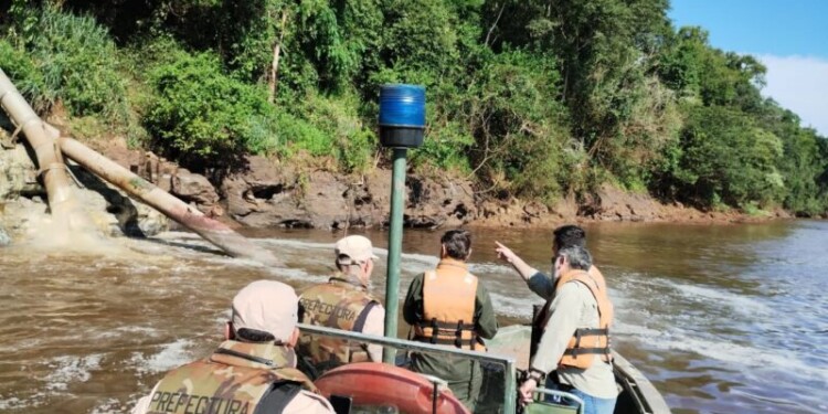 INSPECCIÓN. Personal de Ecología con apoyo de Prefectura navegó la zona donde se produjo el incidente.