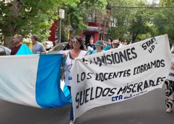En el primer día de paro, docentes del FTEL marcharon hasta Hacienda