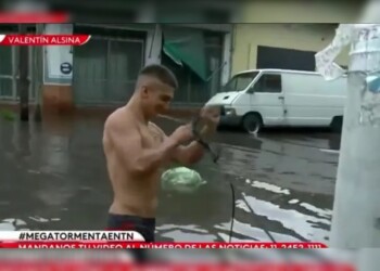 “¿Vamos?”: el momento de una periodista de TN que se volvió viral en medio de las inundaciones