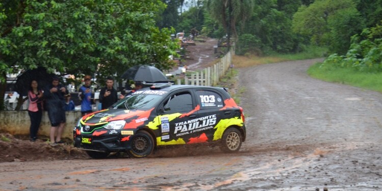 EN PRIMER PLANO. El auto ganador de la fecha inicial de la temporada 2024 del rally misionero por loscaminos de El Soberbio.