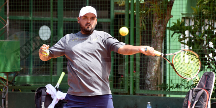SU LUGAR EN EL MUNDO. Yegros Codiani, en la cancha del Itapúa Tenis Club, donde pasa varias horas al día.