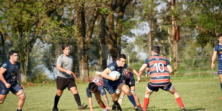 RODEADO. Santiago Horrisberger encara ante tres rivales. El “Melli” estará hoy en CAPRI para enfrentar a Centro.