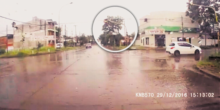 CLAVE. La cámara en la camioneta Berlingo de Silvero registró que el semáforo estaba en amarillo intermitente en el cruce del impacto.