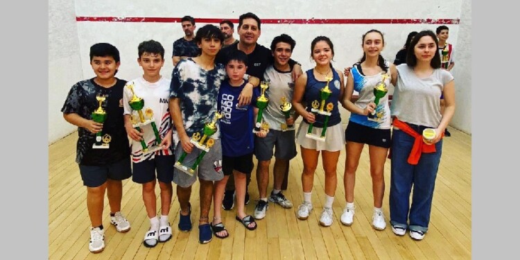 NUEVA TEMPORADA EN MARCHA. Los pibes, con el entrenador José María Ramírez Aranda. Este año van por más.