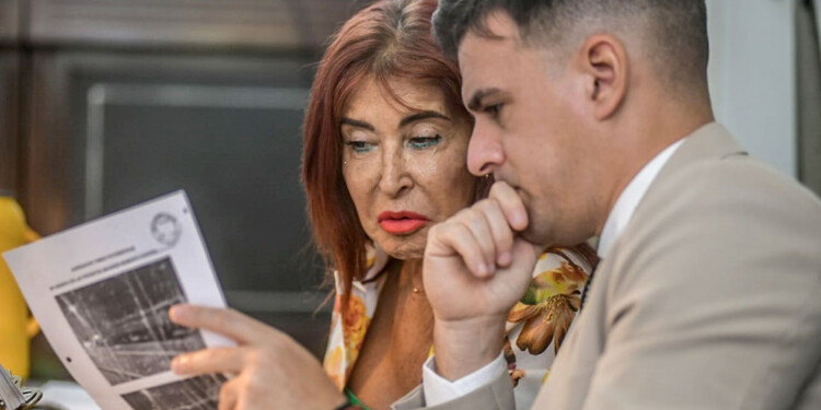 La defensora oficial Susana Criado analiza el expediente junto a un secretario durante un tramo de la audiencia de ayer.