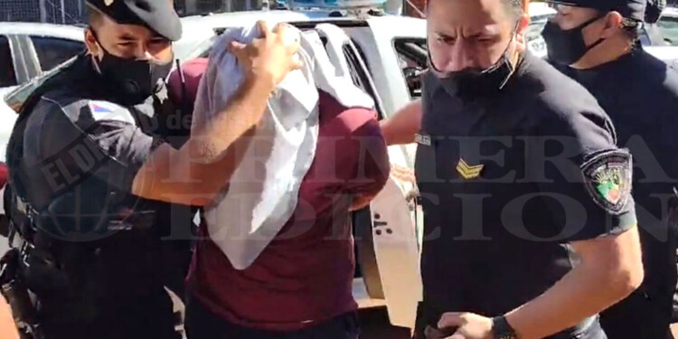 INDAGATORIA. El acusado, con el rostro tapado era llevado al juzgado apenas días después del hecho.