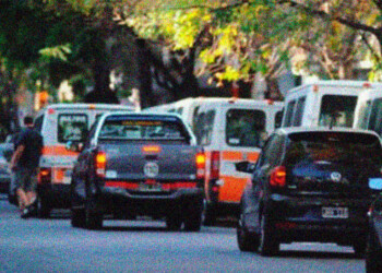 Convivencia vial: el drama de las dobles filas de autos frente a las escuelas