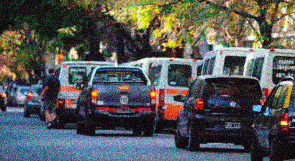 Convivencia vial: el drama de las dobles filas de autos frente a las escuelas