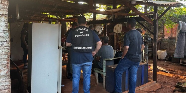 PROCEDIMIENTO. Efectivos de la División Trata de Personas de la Policía durante la captura del sospechoso en Candelaria.