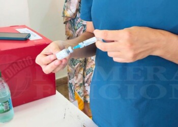 ¿Es común presentar síntomas después de aplicarte la vacuna contra el dengue?