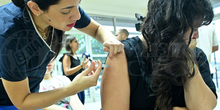 SEGUNDA DOSIS. Nación debería mandar las segunda dosis en diciembre para completar esquema en 2.000 adolescentes. (Archivo)