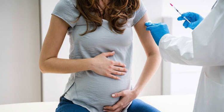 PARA EL BEBÉ. Con la aplicación a la gestante, se transmiten los anticuerpos al bebé a través de la placenta.