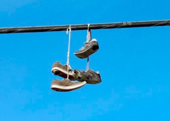 Zapatillas colgadas en cables de luz: ¿qué significa?