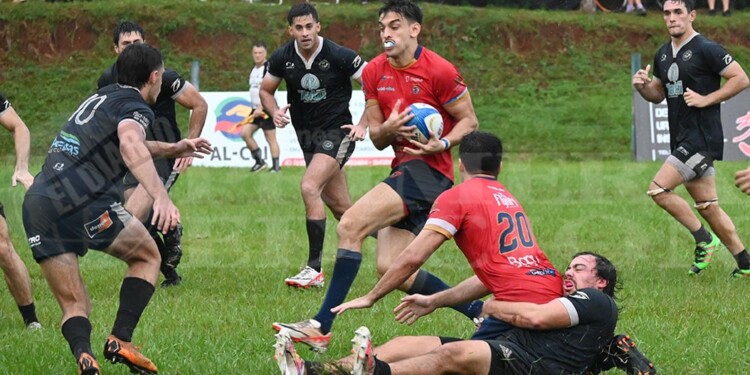 BUSCANDO AVANZAR. Sebastián Falero recibe el pase de Leandro Horrisberger, rodeado por jugadores de Taragüy.