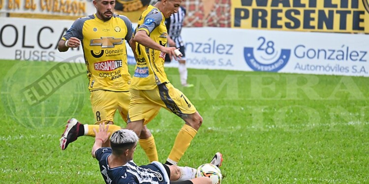 DOS FIJAS. Julián Vera (7) y Matías Iglesias (8) se perfilan para ser titulares.