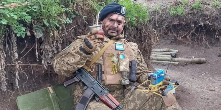 Maximiliano Barrientos junto a su mate en Ucrania. Foto: Infobae