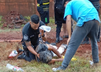 Rescatan a dos hombres que cayeron dentro de un pozo cloacal